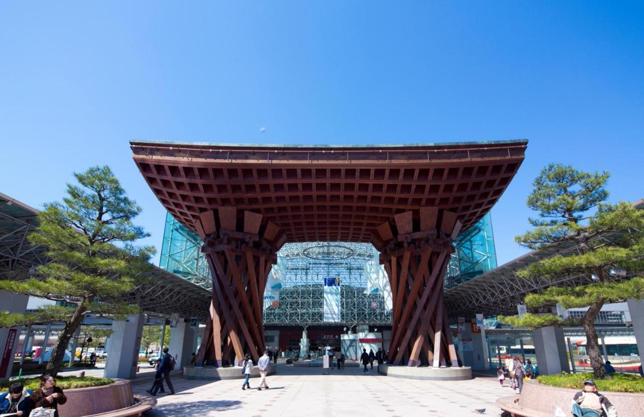 Kanazawa Tokyu Hotel Exterior foto The station entrance in 2015