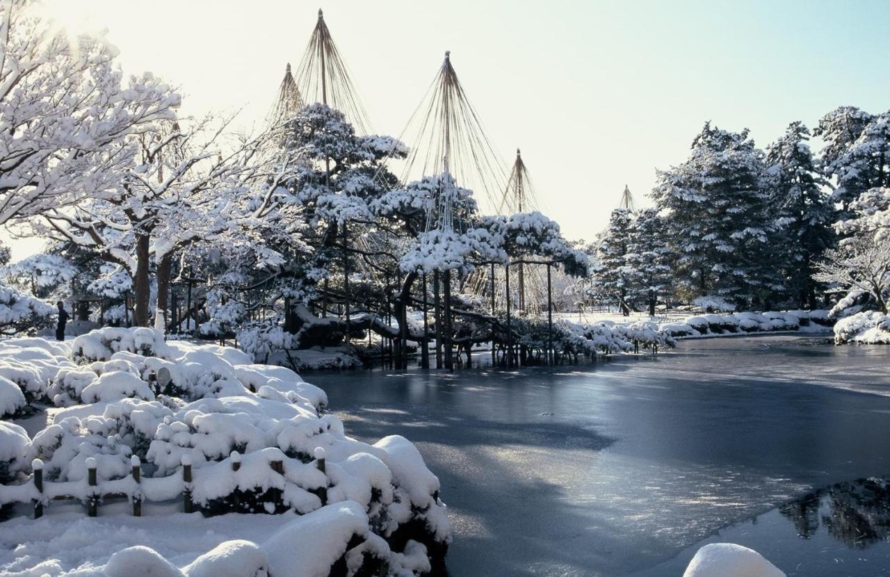 Kanazawa Tokyu Hotel Exterior foto The Japanese garden in winter