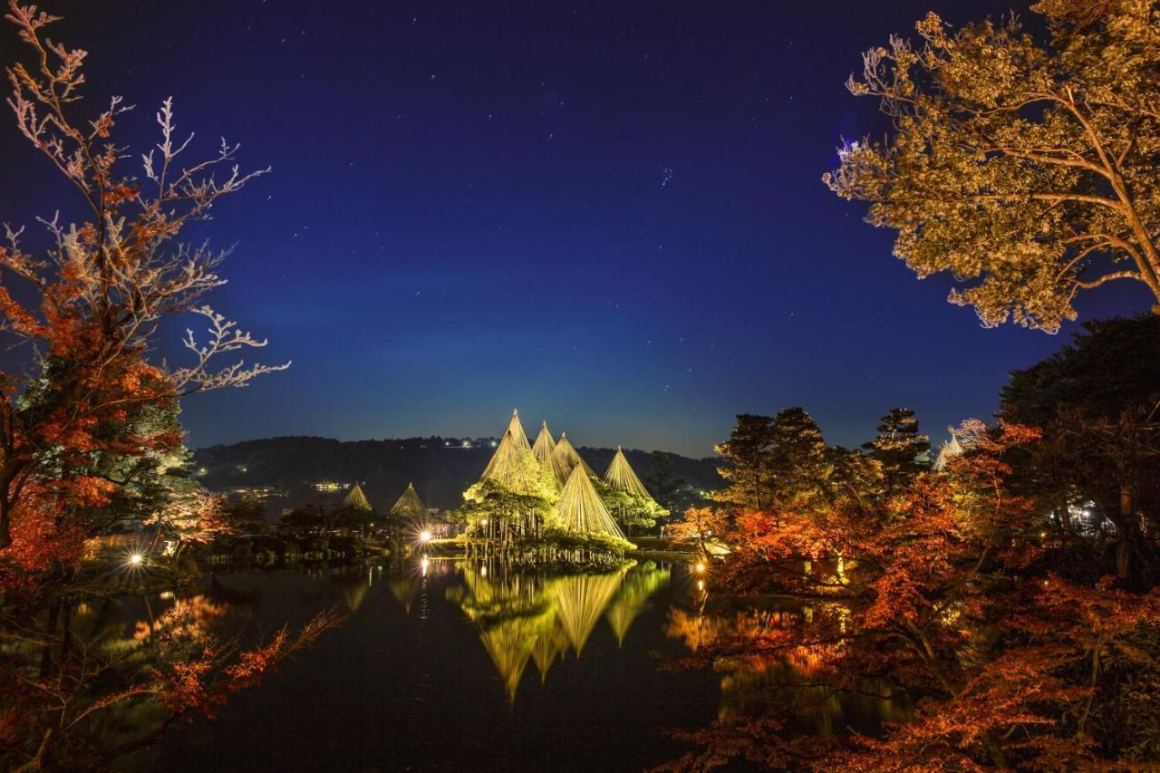 Kanazawa Tokyu Hotel Exterior foto The pyramids of the museum at night