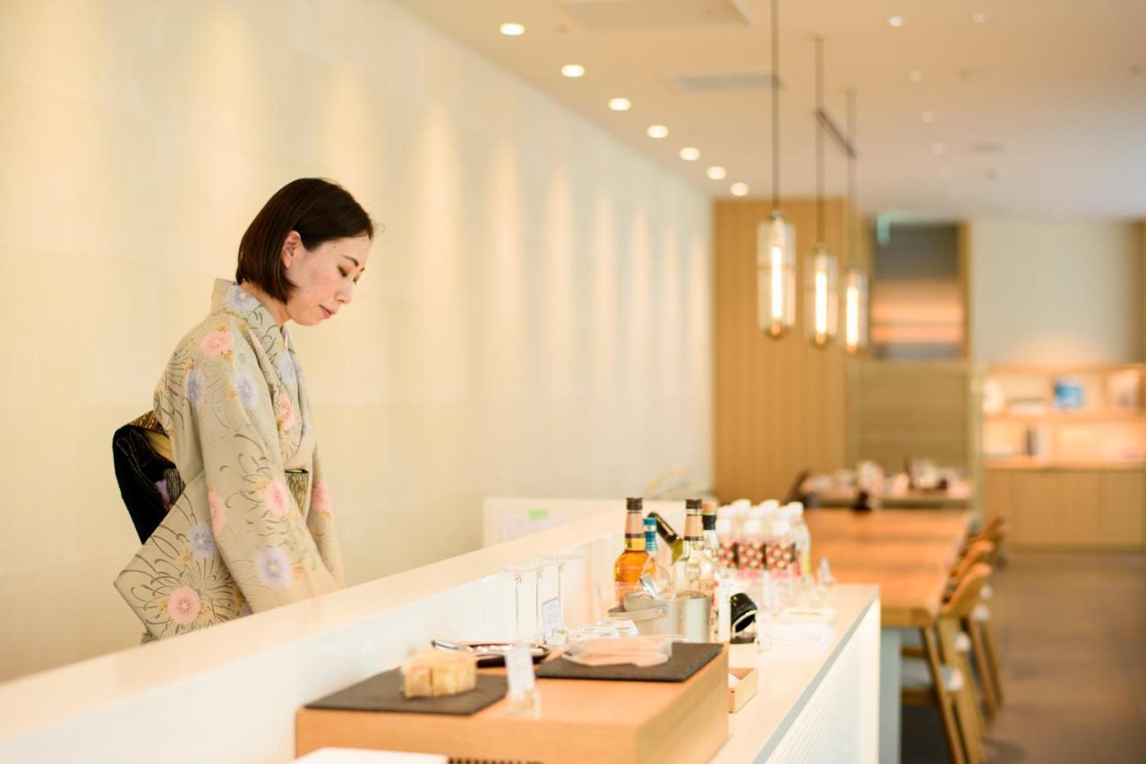 Kanazawa Tokyu Hotel Exterior foto A flight attendant at the airport